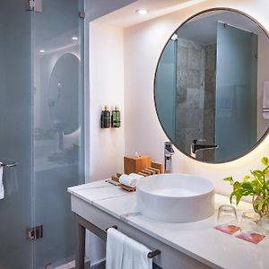 Camera con letto king size con vista sulla piscina